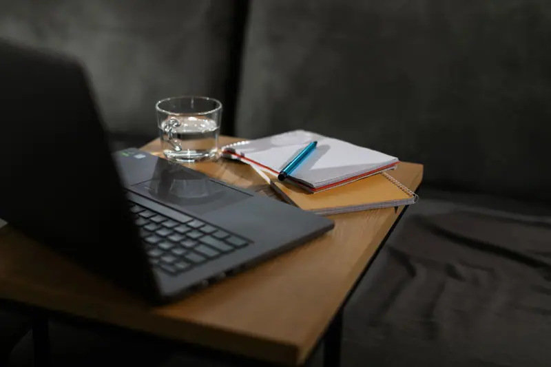 Bærbar PC og notatbok på et skrivebord klar for arbeid